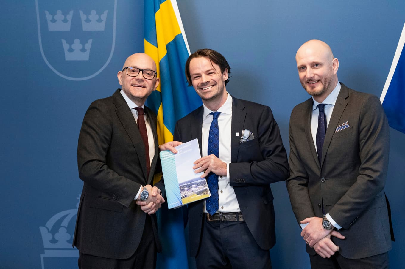 Kärnfull Next överlämnar sin ansökan till vikarierande klimat- och miljöminister Johan Britz (L). Från vänster: Johan Britz, Balder Hagert, portföljansvarig, KNXT, och John Ahlberg, strategisk chef, KNXT.
Foto: Pontus Lundahl/TT