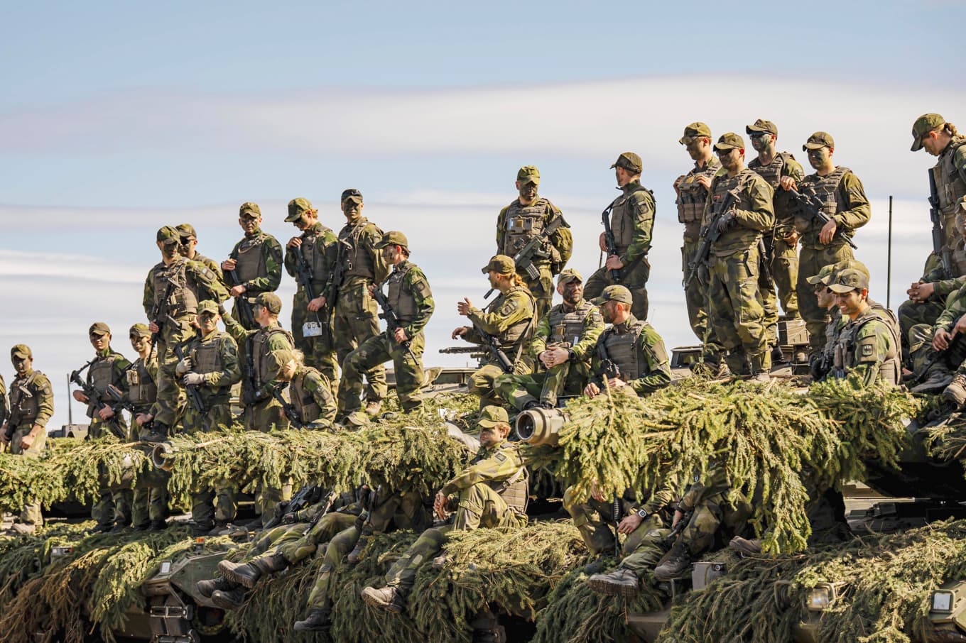 Soldater från skånska P7 under en stridspaus i samband med internationella storövningen Aurora 2026. Foto: Försvarsmakten
