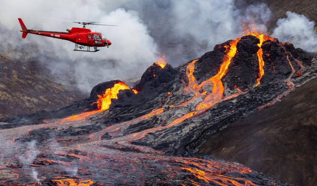 En helikopter flyger nära ett vulkanutbrott i Fagradalsfjäll på Island. Foto: Vilhelm Gunnarsson/Getty Images