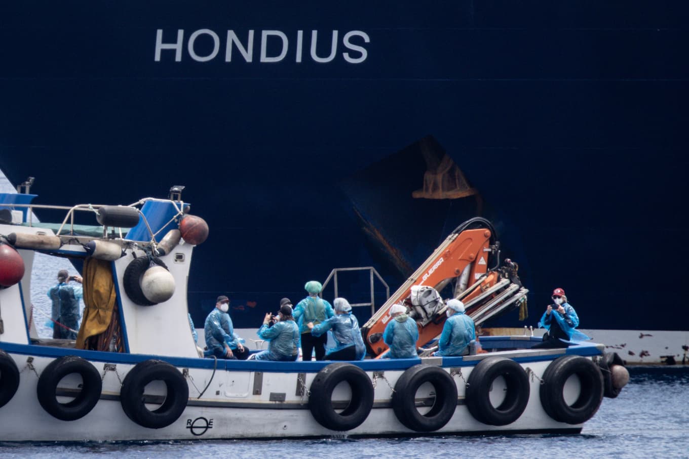 Passagerare evakueras med småbåt från MV Hondius i hamnen Granadilla den 10 maj 2026 på Teneriffa, en del av Kanarieöarna i Spanien. Kryssningsfartyget MV Hondius, där tre passagerare avled av hantavirus förra månaden och ytterligare åtta fall rapporterats, väntas anlända till Teneriffa söndagen den 10 maj. Foto: Chris McGrath/Getty Images