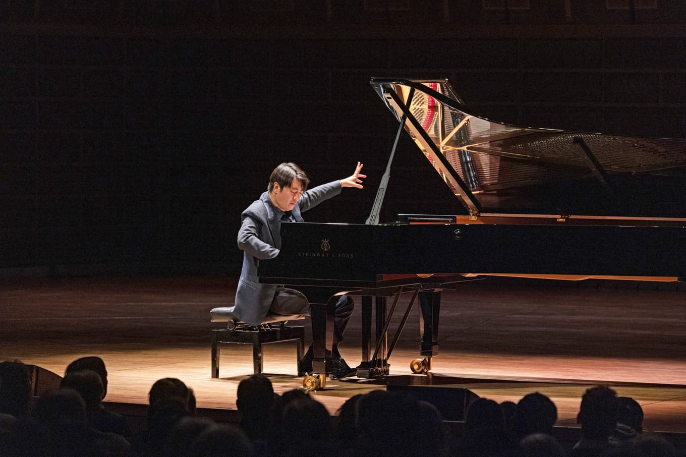 Lang Lang vid flygeln demonstrerar en av de många teatrala gester som är en integrerad del av hans scenframträdanden.
Foto: Yanan Li