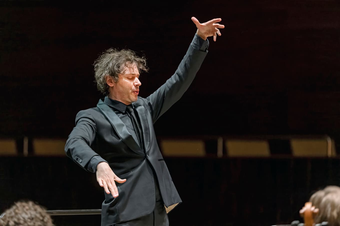 Dirigenten Maxime Pascal i full färd med att modellera fram Berlioz raffinerade klanger ur sina musiker och sångare. Foto: Lisa Wikstrand
