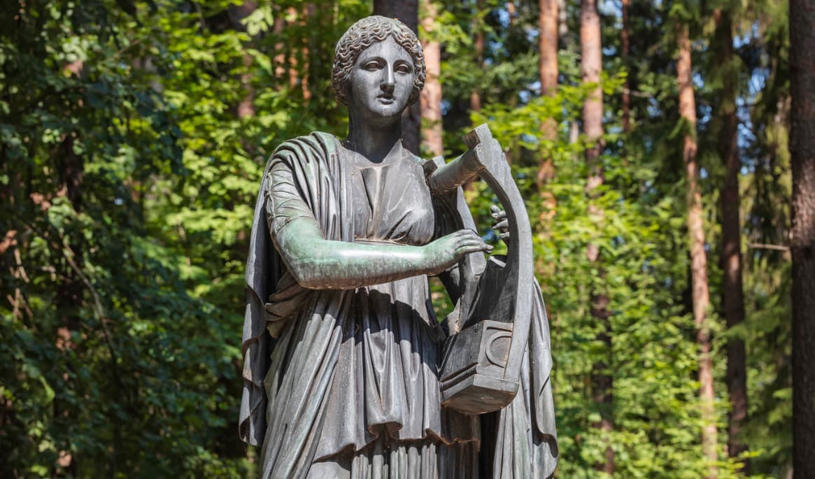 Ett konstverk är ett ting, men också något helt annat. En staty föreställande lyrikens musa Erato.
Foto: Elena Nechiporenko/Shutterstock