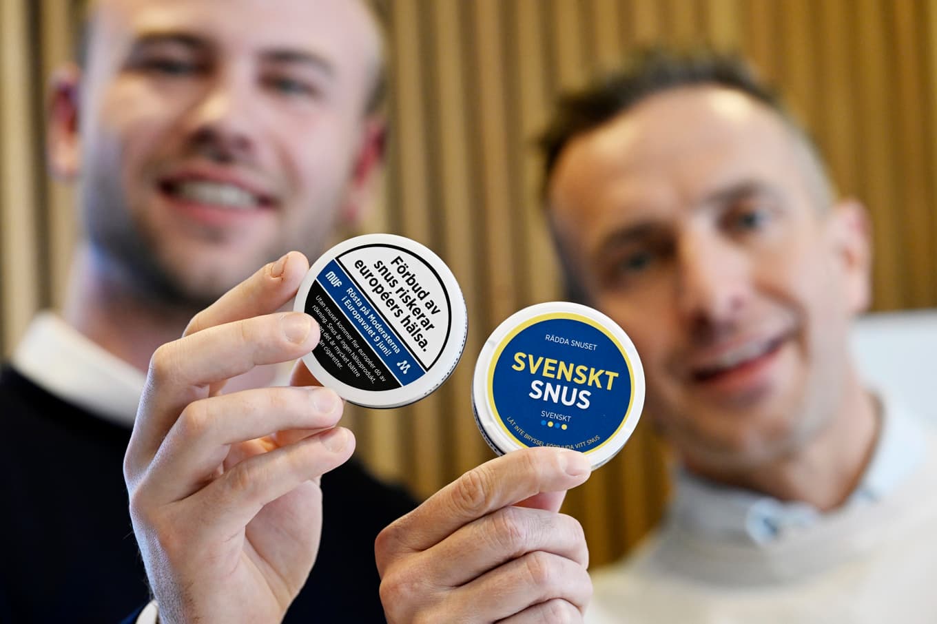 Moderaternas toppkandidat i senaste Europavalet, Tomas Tobé (th) och Mufs förbundsordförande Douglas Thor, höll en pressträff om ”att skydda det vita snuset från Bryssels byråkrater”. Foto: Fredrik Sandberg/TT