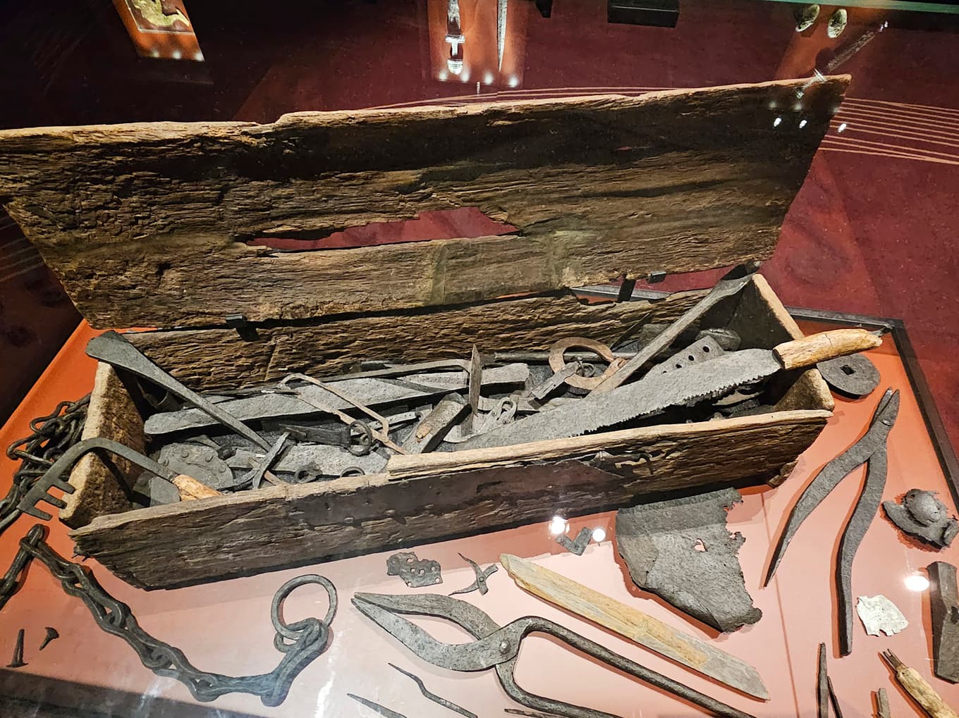 Som vikingatida bonde fick man vara beredd på att laga det mesta. När Mästermyr på Gotland blev odlingsmark på 1930-talet drog plogen upp en verktygslåda från omkring år 1000.
Foto: Camilla Johansson