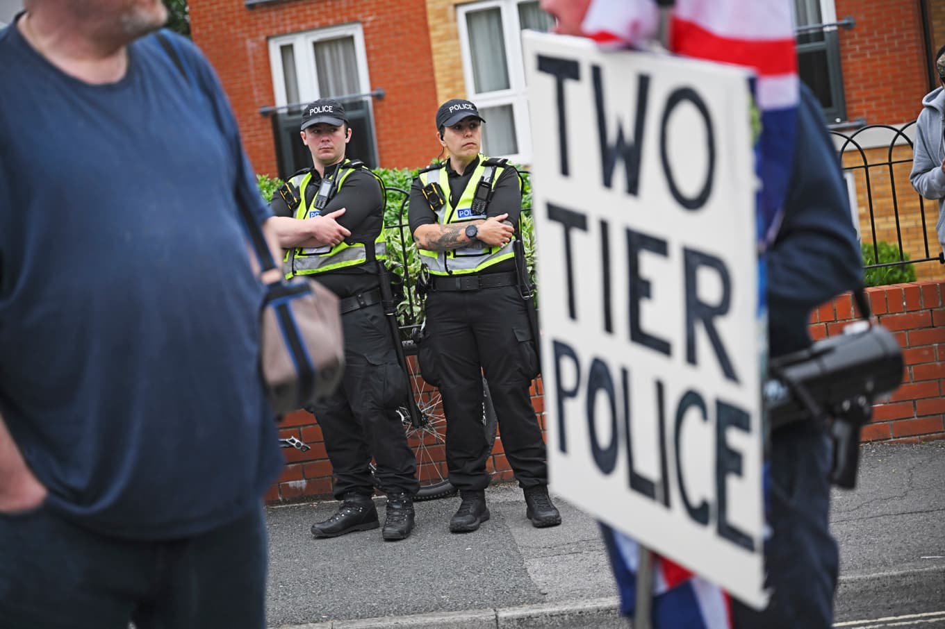 Poliser bevakar en demonstration i Southampton, England, efter rättegången mot Henry Nowaks mördare. Foto: Finnbarr Webster/Getty Images