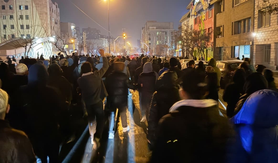 Bild från 8 januari då regimkritiska demonstranter samlades på gatorna i Teheran. Foto: AP/TT
