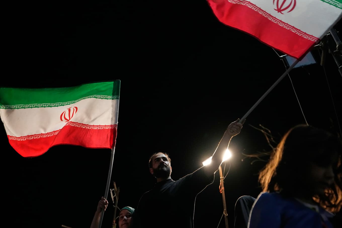 Iranska regimanhängare under en demonstration i Teheran i helgen. Foto: Vahid Salemi/AP/TT