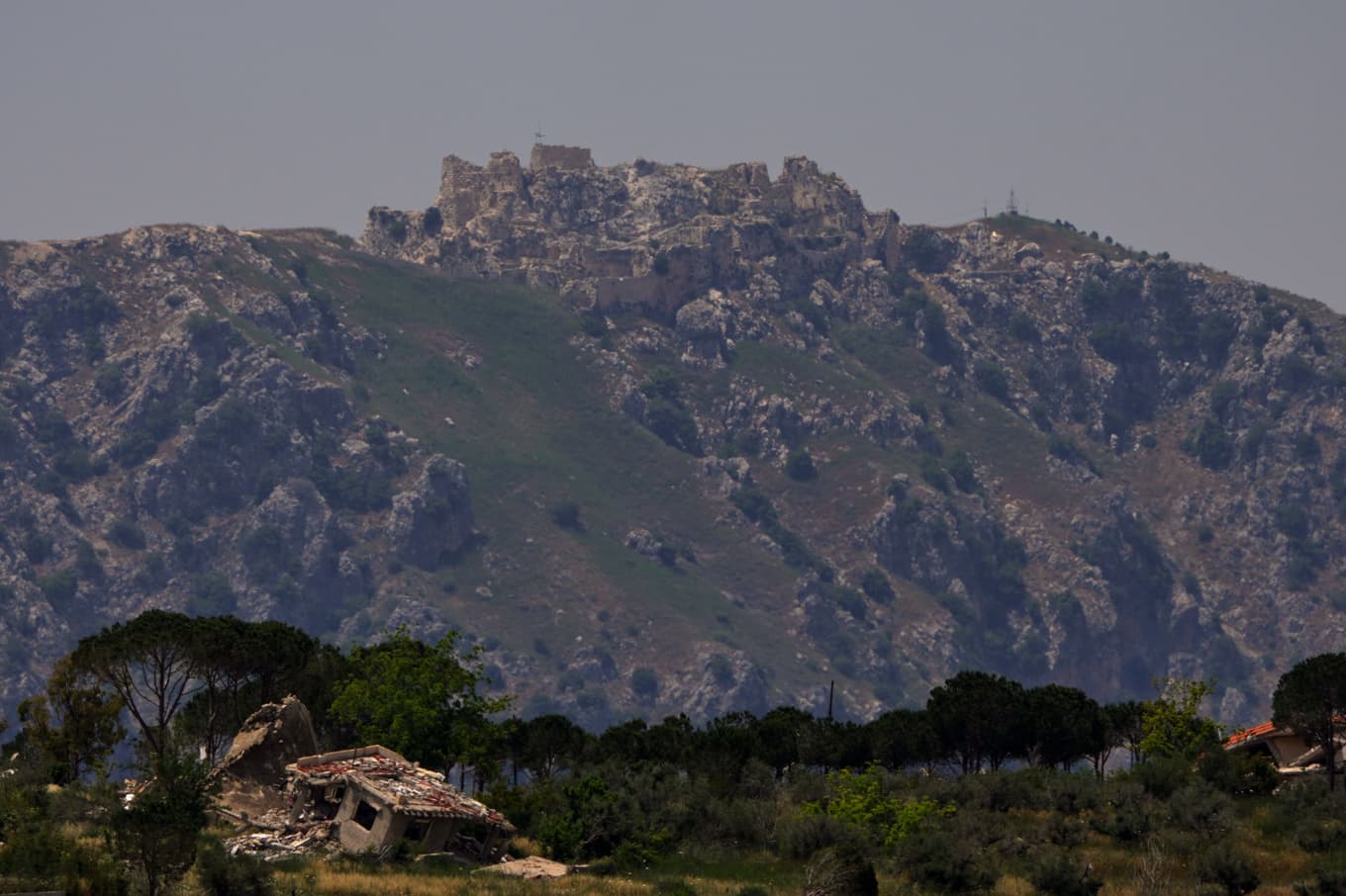 Den israeliska militären har tagit kontroll över den medeltida borgruinen Beaufort i södra Libanon. Foto: Ariel Schalit/AP/TT