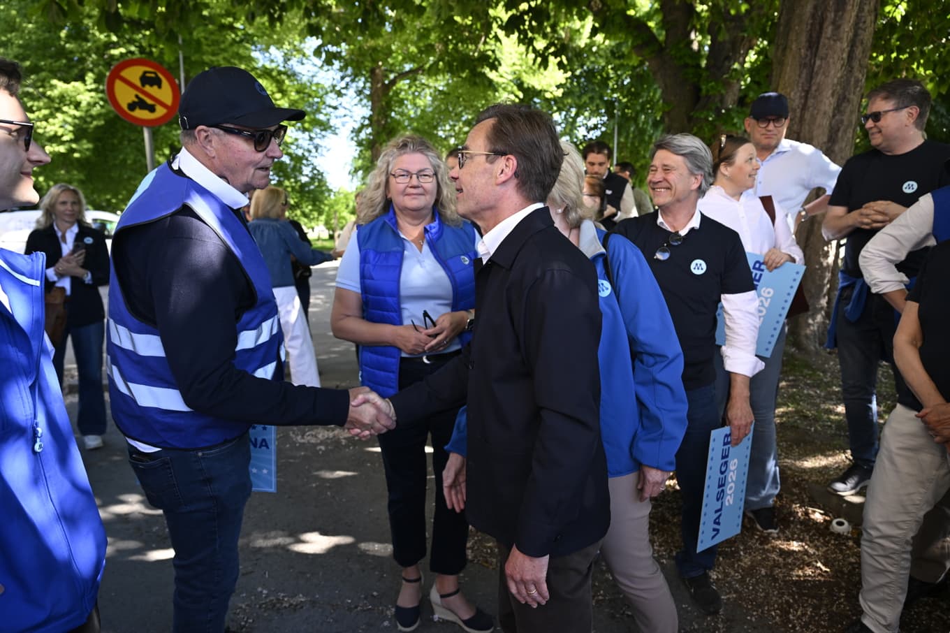 Ulf Kristersson kom med nyheten om tonårsutvisningar under ett besök i Norrköping. Foto: Jessica Gow/TT