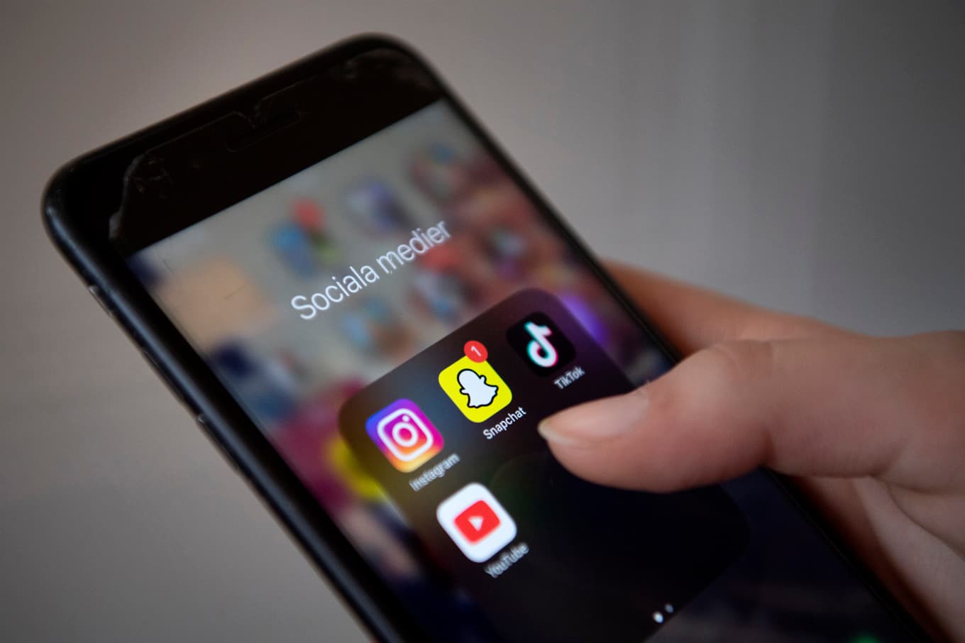 Regeringens utredare föreslår en åldersgräns på 15 år för sociala medier. Arkivbild. Foto: Jessica Gow/TT