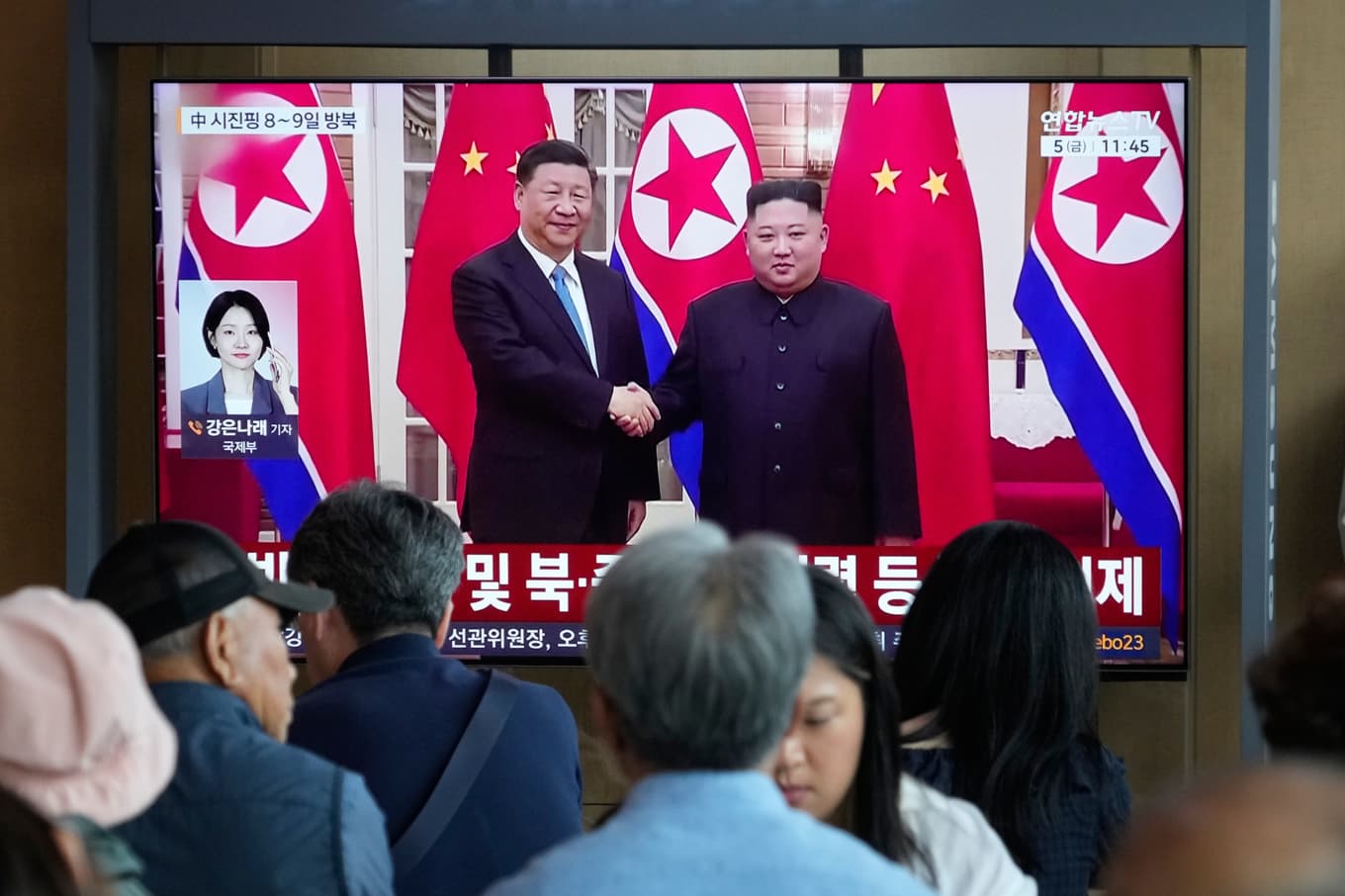 Människor i Sydkorea följer nyhetsrapporteringen från Nordkorea, vars diktator Kim Jong-Un på måndagen tog emot Kinas president Xi Jinping. Foto: Ahn Young-joon/AP/TT
