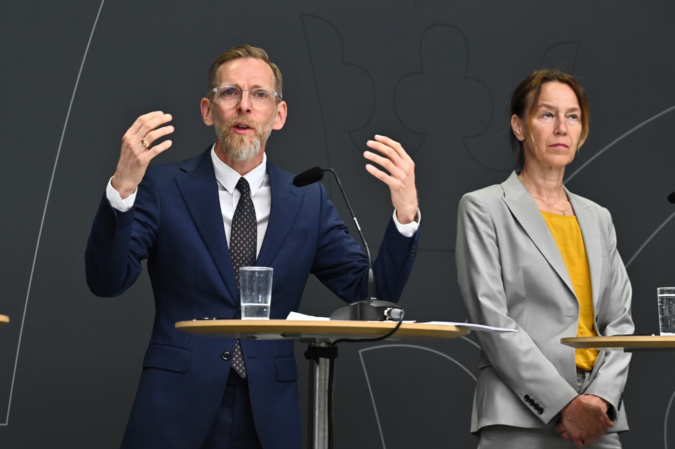 Socialminister Jakob Forssmed (KD) och Folkhälsomyndighetens generaldirektör Olivia Wigzell. Foto: Claudio Bresciani/TT
