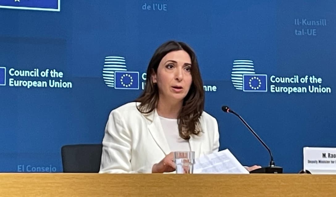Cyperns biträdande EU-minister Marilena Raouna presenterar sitt kompromissförslag om EU:s nästa långtidsbudget. Foto: Wiktor Nummelin/TT