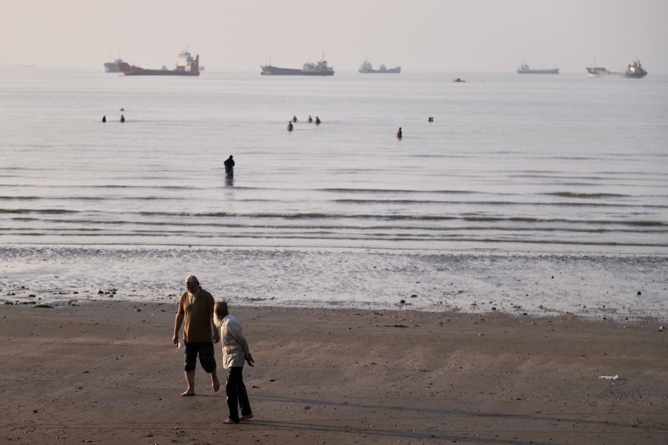 Iranier tittar ut över Hormuzsundet från hamnstaden Bandar Abbas. Bild från förra veckan. Foto: Amirhosein Khorgooi /AP/TT