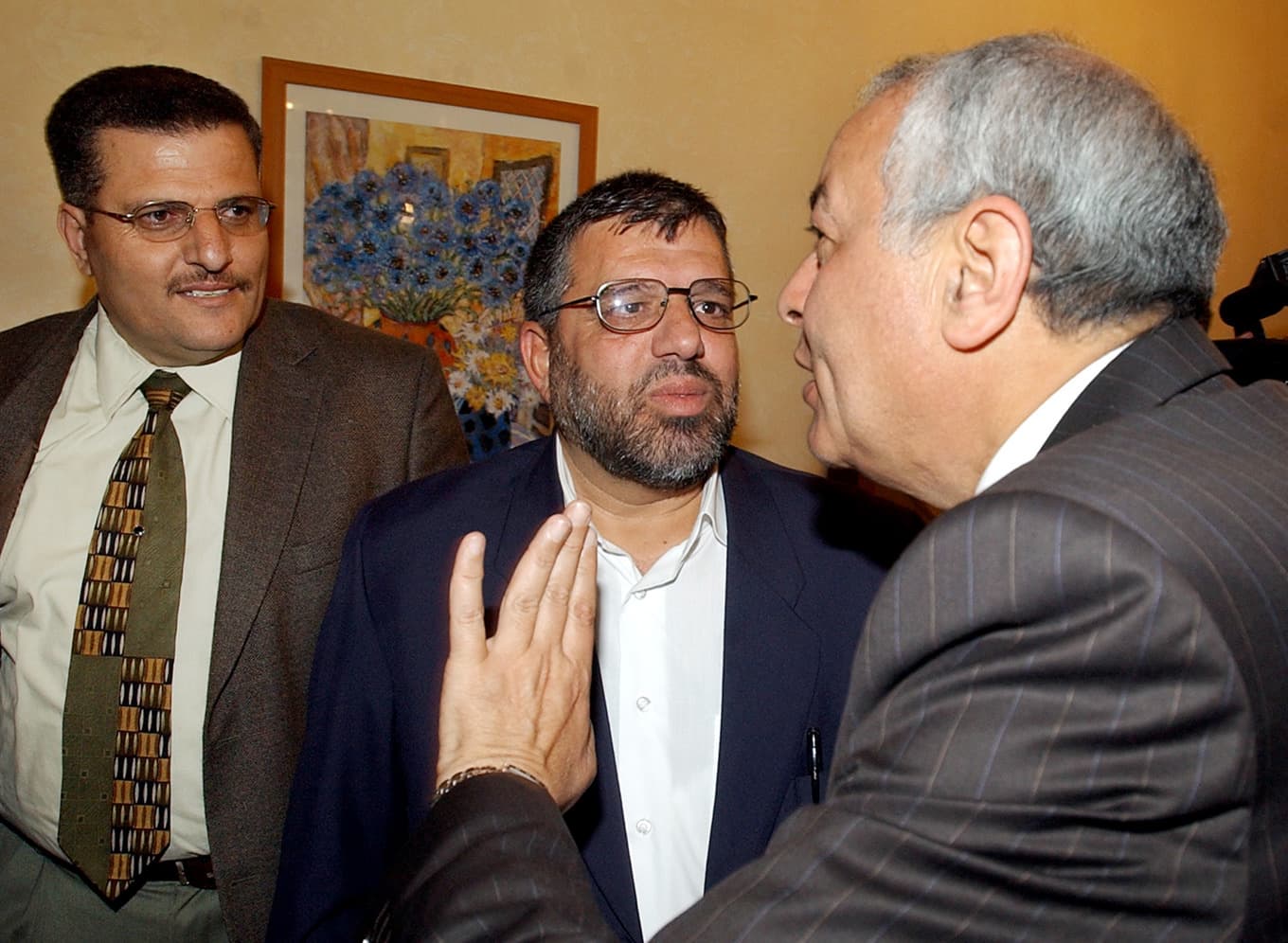 Hassan Yousef (i mitten), som var med och grundade Hamas och som är en av gruppens ledare på Västbanken, under ett möte i Ramallah 2005. Arkivbild. Foto: Nasser ShiyoukhiAP/TT