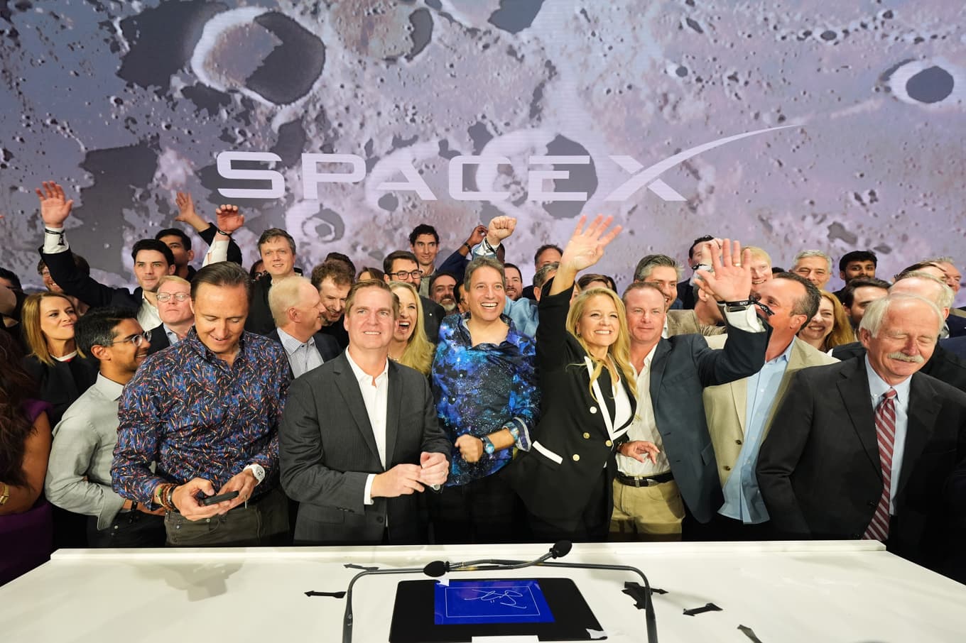 Företrädare för Space X jublar vid introduceringsceremonin på Nasdaq-börsen i New York på fredagen. Foto: Frank Franklin II/AP/TT