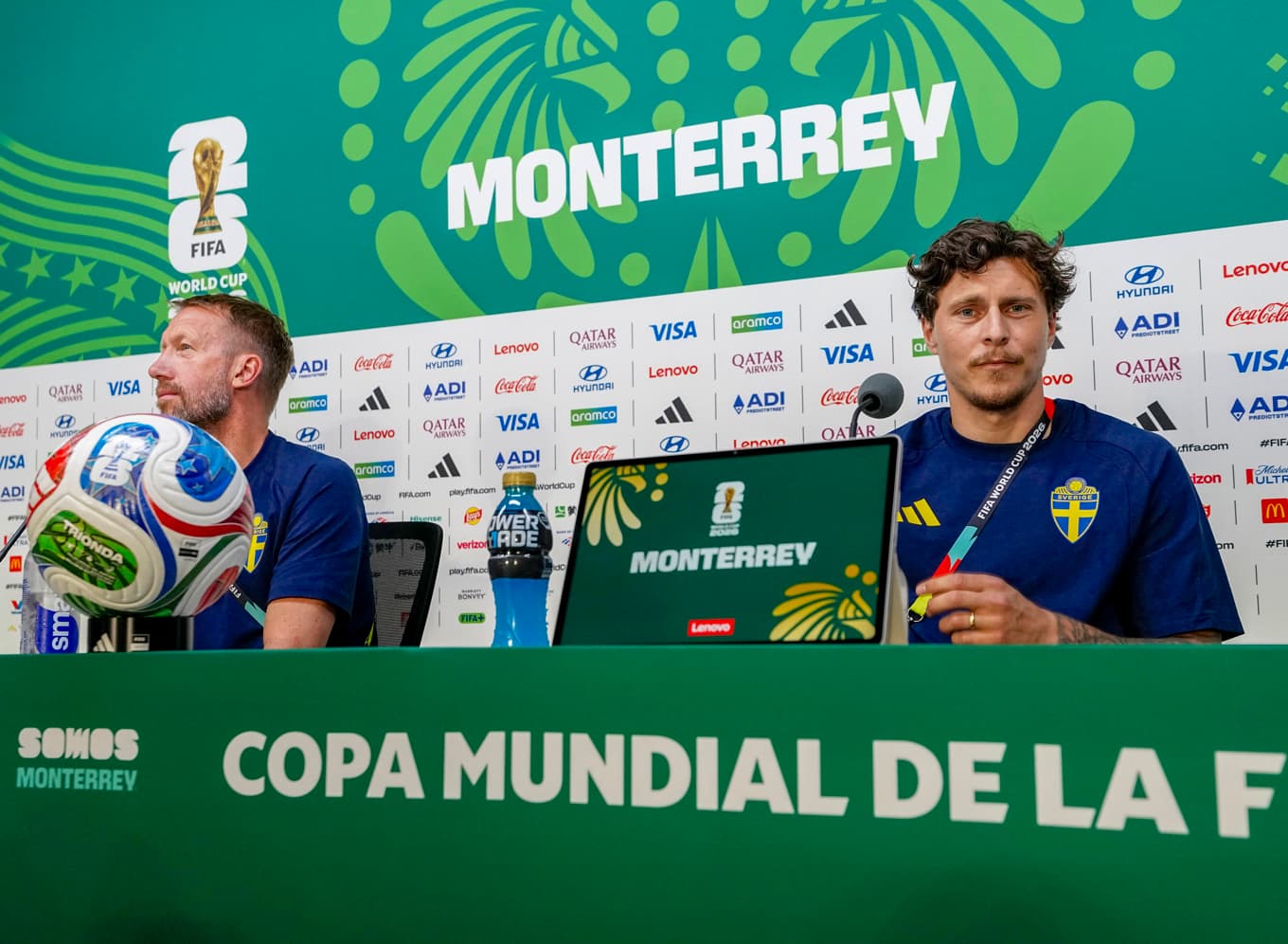 Förbundskapten Graham Potter och lagkapten Victor Nilsson Lindelöf på presskonferensen dagen innan VM-premiären mot Tunisien. Foto: Björn Larsson Rosvall/TT