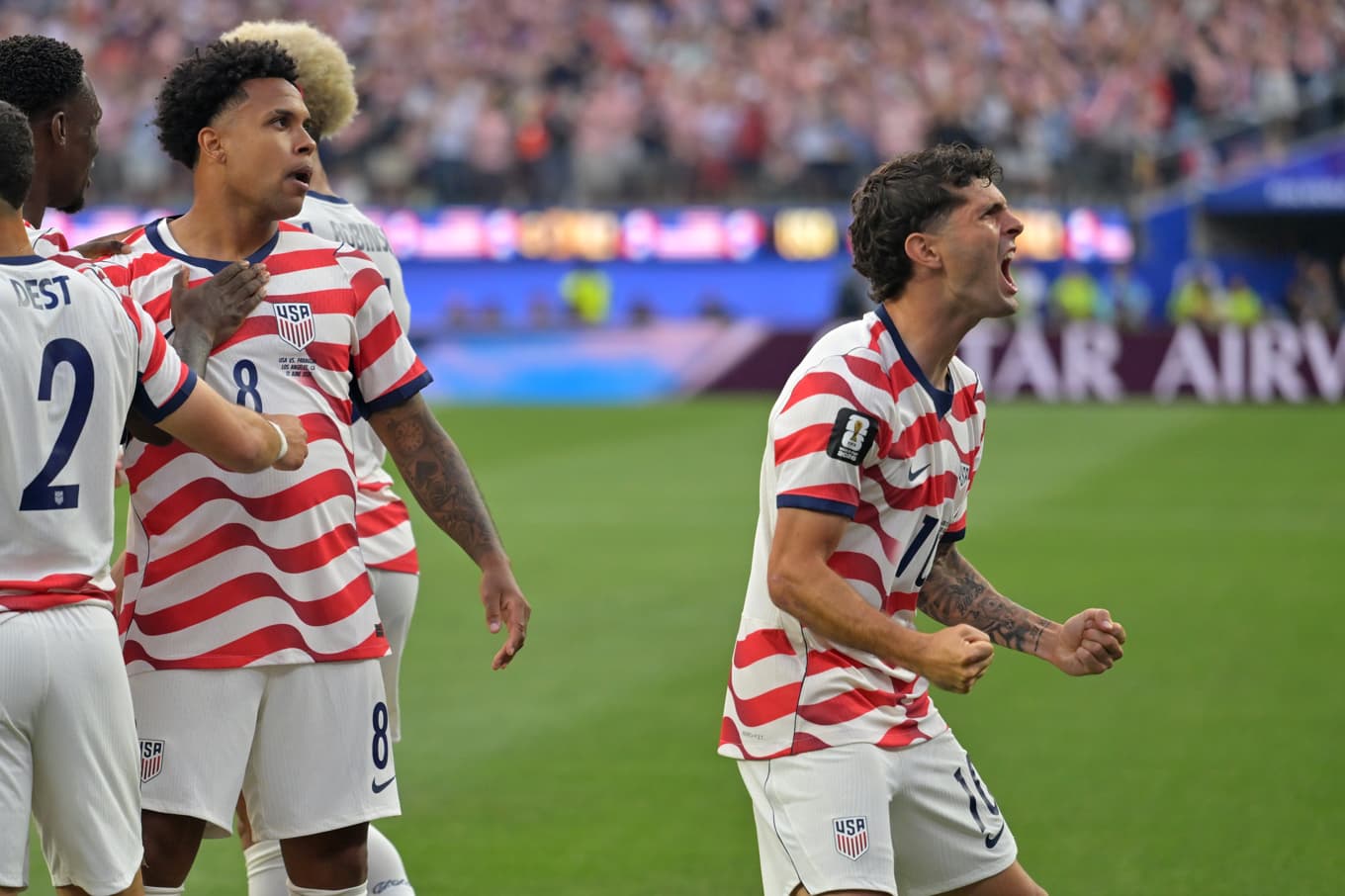 Christian Pulisic, höger, och det amerikanska laget firar efter Paraguays självmål. Foto: Jayne Kamin-Oncea /AP/TT
