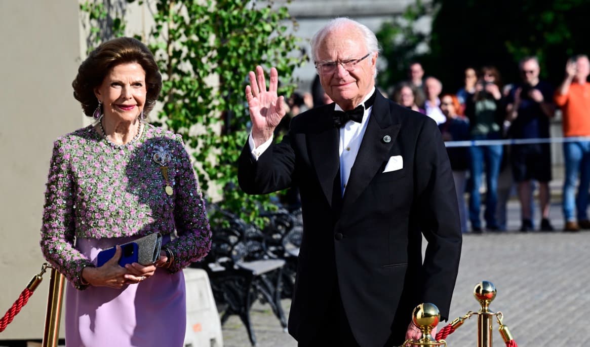 Drottning Silvia och kung Carl Gustaf anländer till Kungliga Operan där en guldbröllopskonsert ges till parets ära. Foto: Jonas Ekströmer/TT