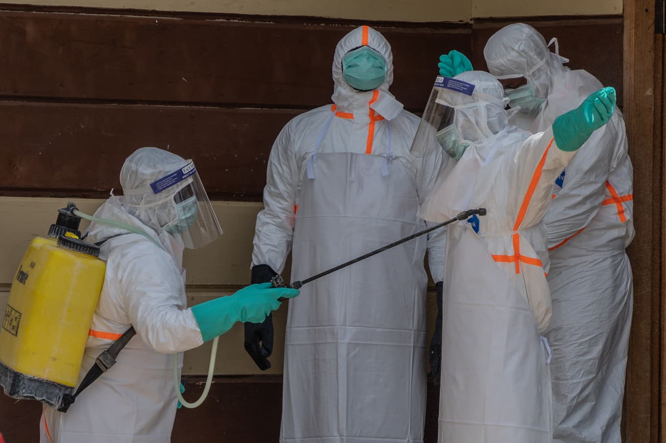 Hälsovårdspersonal i Kongo-Kinshasa desinficerar varandra efter att de varit i kontakt med ebolasmittade. Bild från fredagen. Foto: Moses Sawasawa/AP/TT