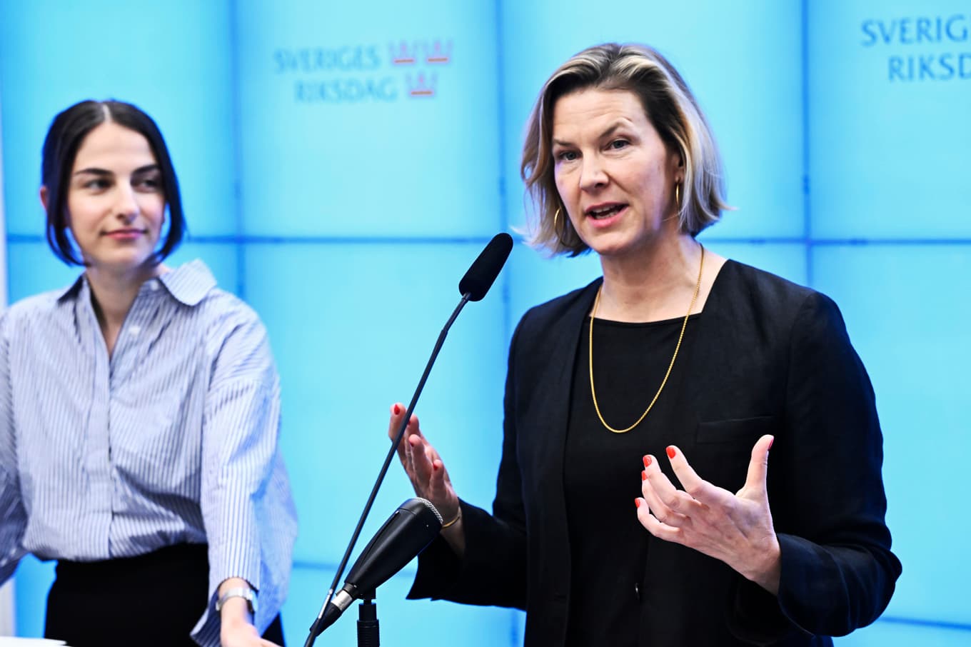 Klimat- och miljöminister Romina Pourmokhtari (L) och jämställdhetsminister Nina Larsson (L) vid en pressträff på söndagen. Foto: Henrik Montgomery/TT