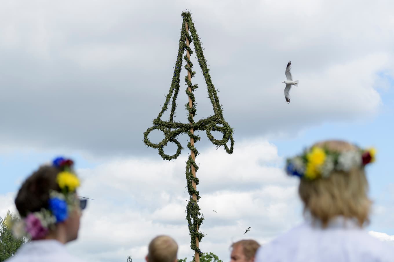 Midsommarafton bjuder på sol och runt 20 grader i stora delar av landet – med lite kallare och risk för skurar i norr. Arkivbild. Foto: Oscar Olsson/TT