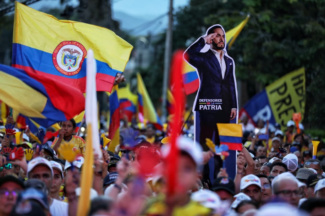 Anhängare till presidentkandidaten Abelardo de la Espriella deltar i valmöte i Buga, Colombia, söndagen den 14 juni 2026. Foto: Santiago Saldarriaga/AP/TT
