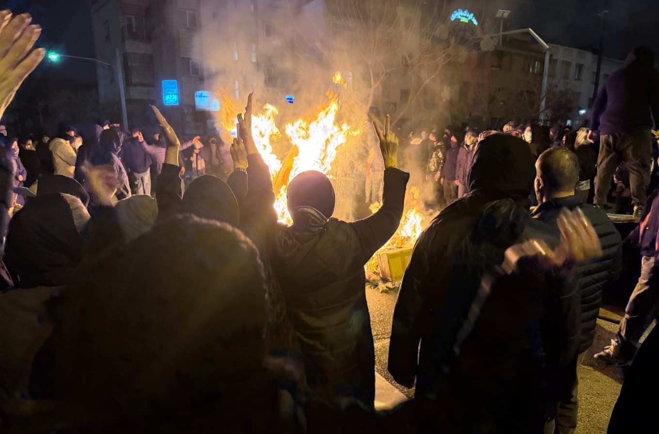 En regimkritisk protest i Irans huvudstad Teheran den 9 januari i år. Foto: AP/TT