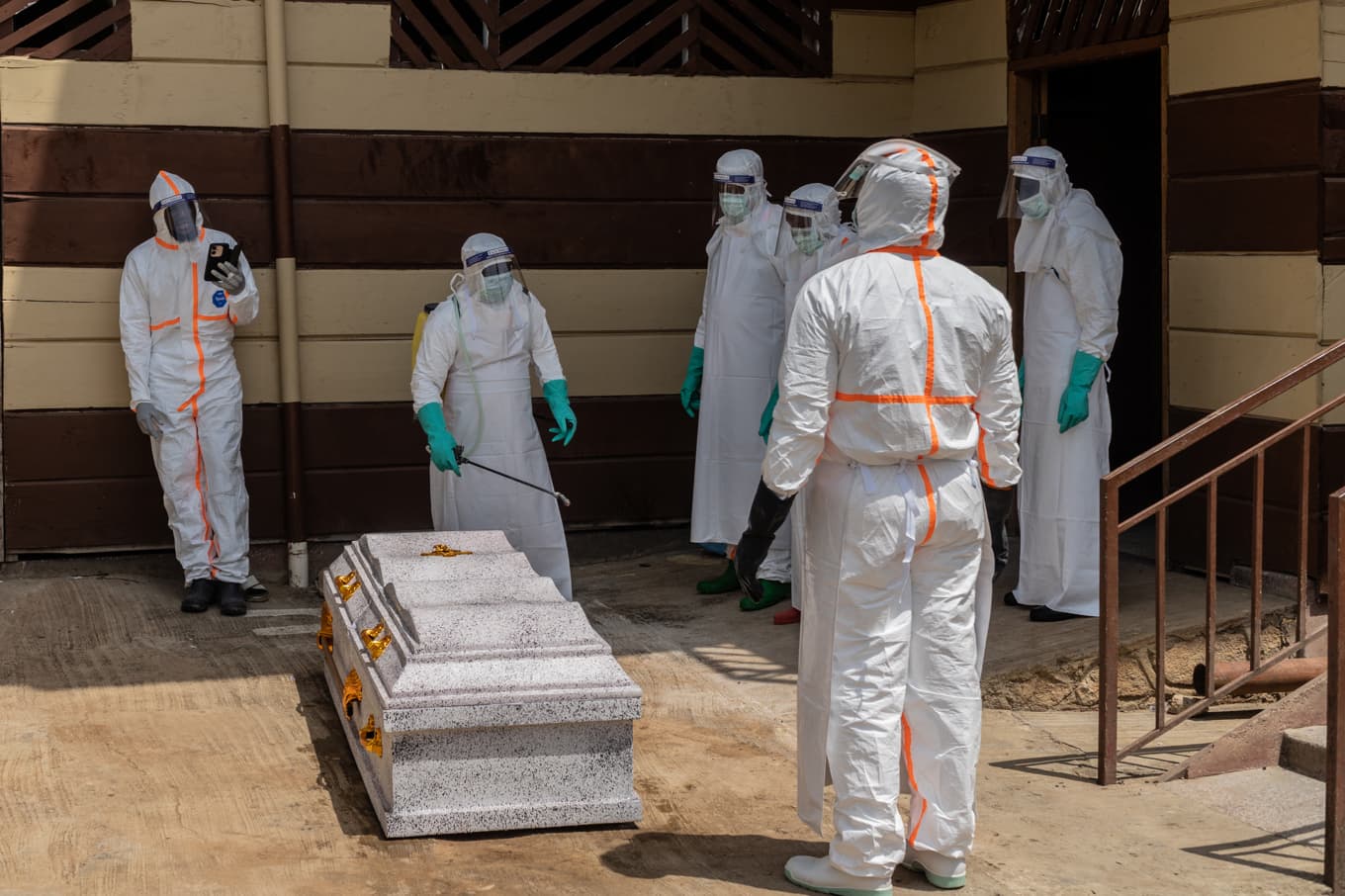 Hälsoarbetare förbereder en kista med en avliden ebolapatient i Bunia i Kongo-Kinshasa. Bild från i fredags. Foto: Moses Sawasawa/AP/TT