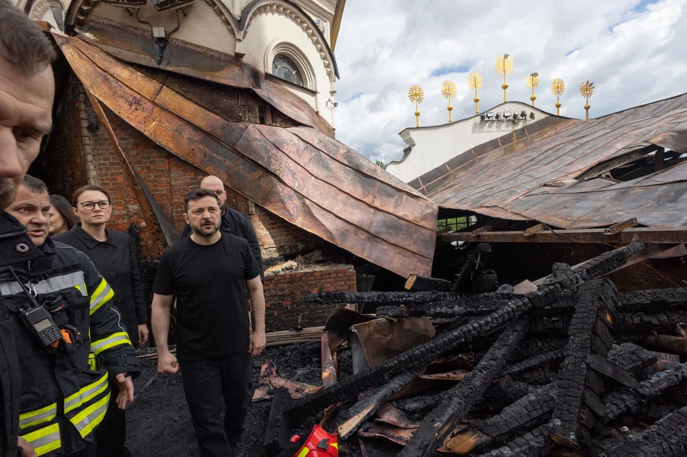 Ukrainas president Volodymyr Zelenskyj vid det världsarvsklassade religiösa området i Kiev som attackerats av Ryssland natten till måndagen. Foto: Ukrainas presidentkansli via AP/TT