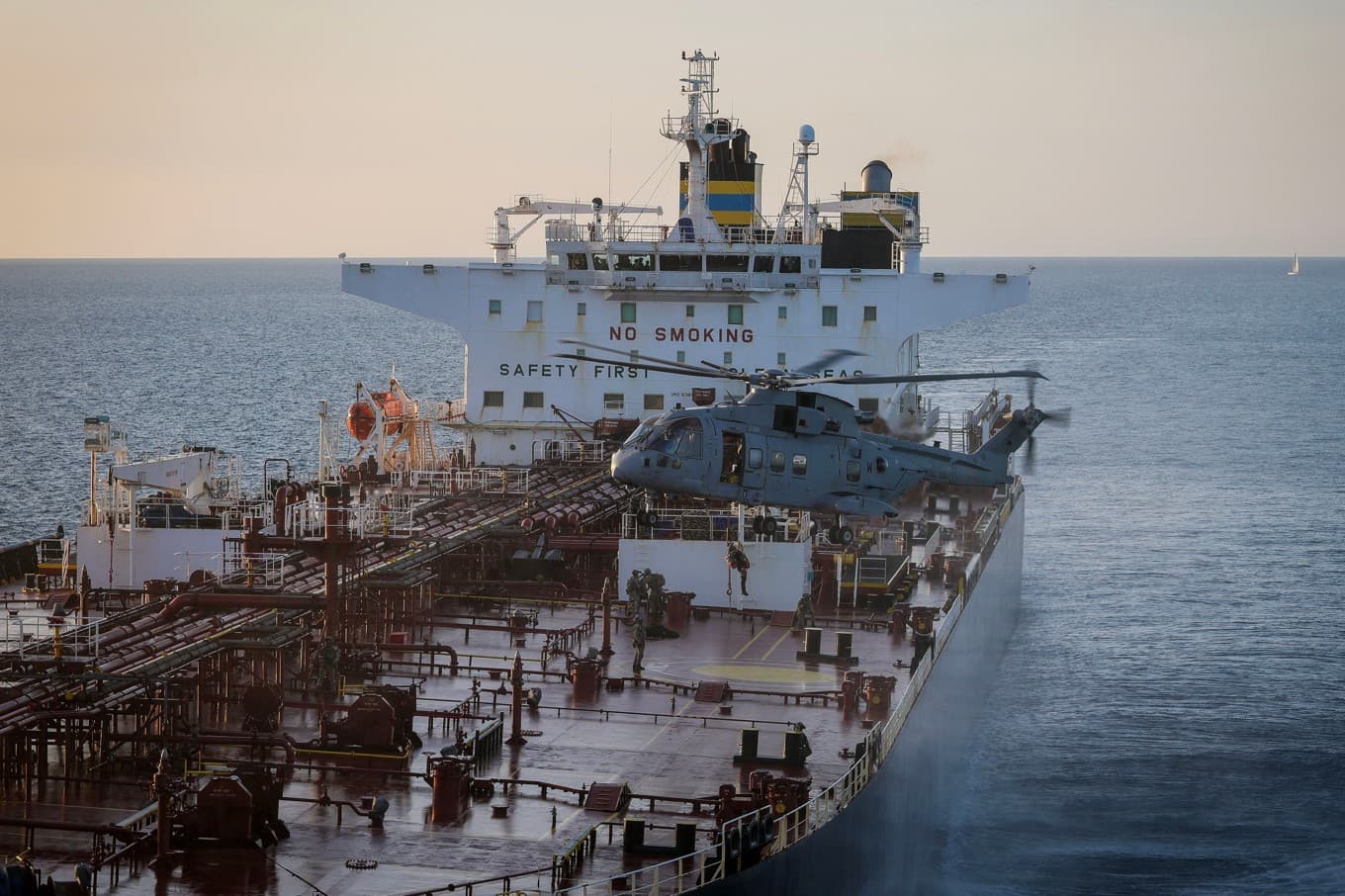 Fartyget Smyrtos som bordats av brittiska marinkårssoldater. Foto: LPhot Hutchins/Royal Navy via AP/TT
