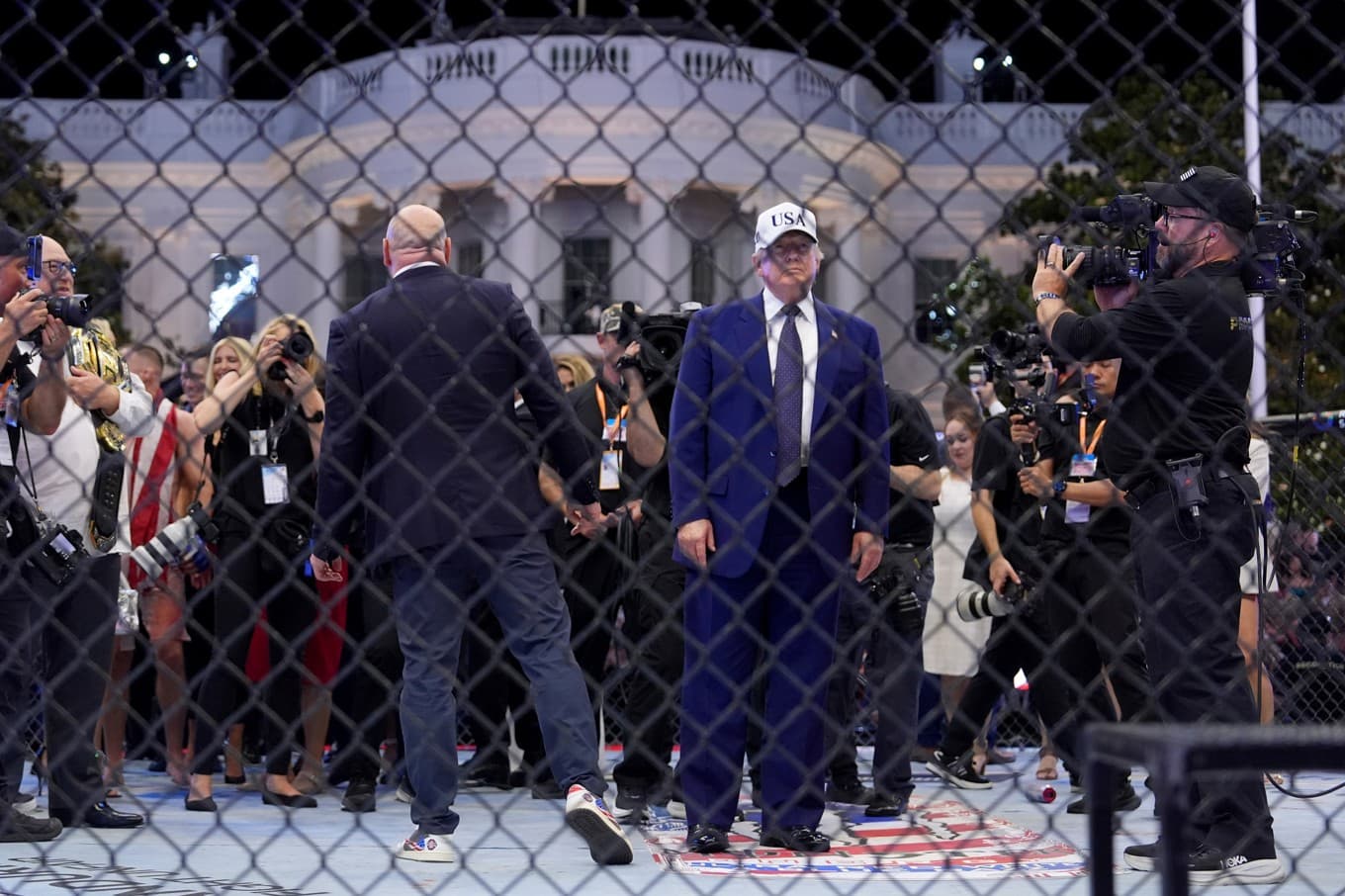 USA:s president Donald Trump i den tillfälliga oktagonen som byggdes för UFC-galan som genomfördes på Vita husets gräsmatta i söndags. Foto: Mark Schiefelbein /AP/TT