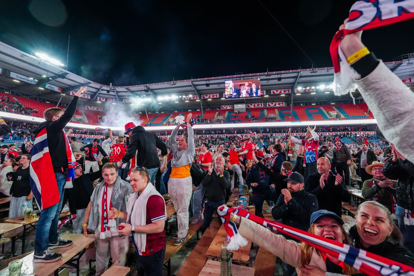 Norska fans följde premiären på Ullevål. Foto: Lise Åserud/NTB/TT