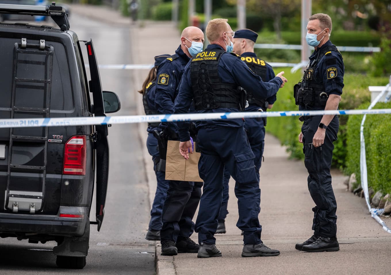 Polis och kriminaltekniker på plats i Klippan sedan en man och en kvinna hittats mördade i sitt hem i maj 2025. Foto: Johan Nilsson/TT