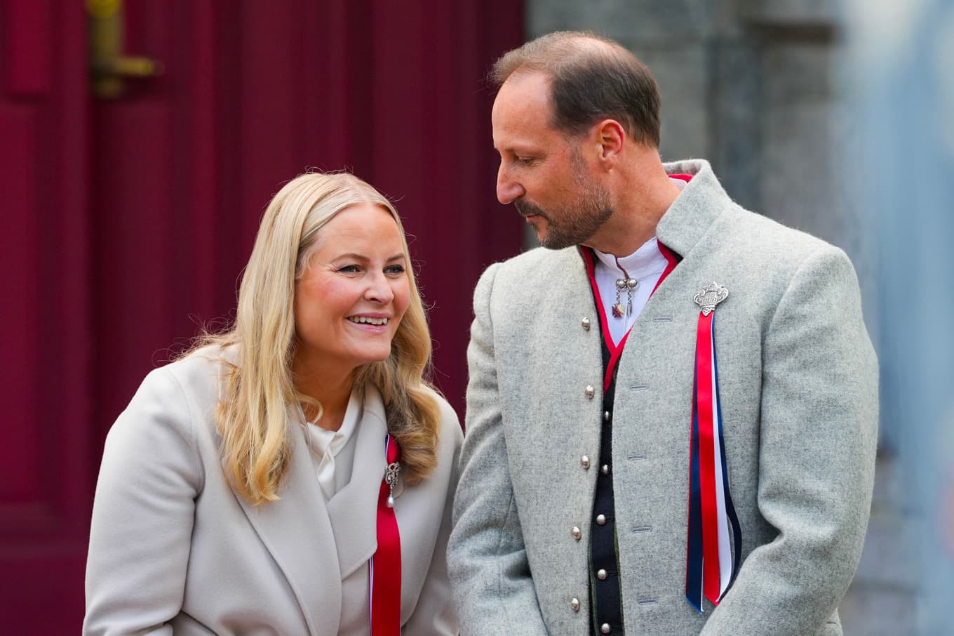 Kronprinsessan Mette-Marit tillsammans med maken, kronprins Haakon, den 17 maj i år. Det var då Mette-Marit senast syntes i offentligheten. Foto: Lise Åserud/NTB/TT
