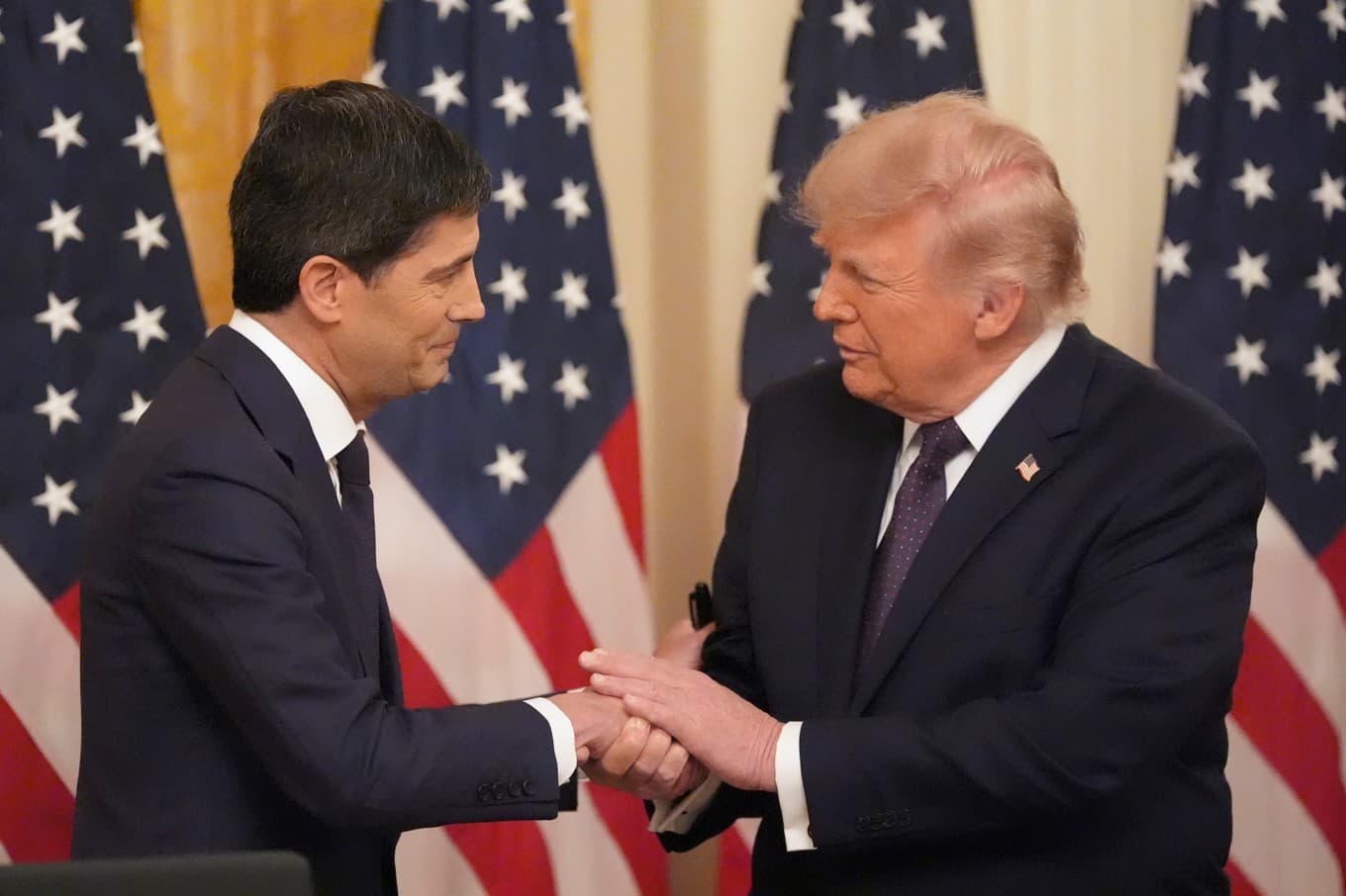 Nya Fed-chefen Kevin Warsh tillsammans med USA:s president Donald Trump. Arkivbild. Foto: Alex Brandon/AP/TT