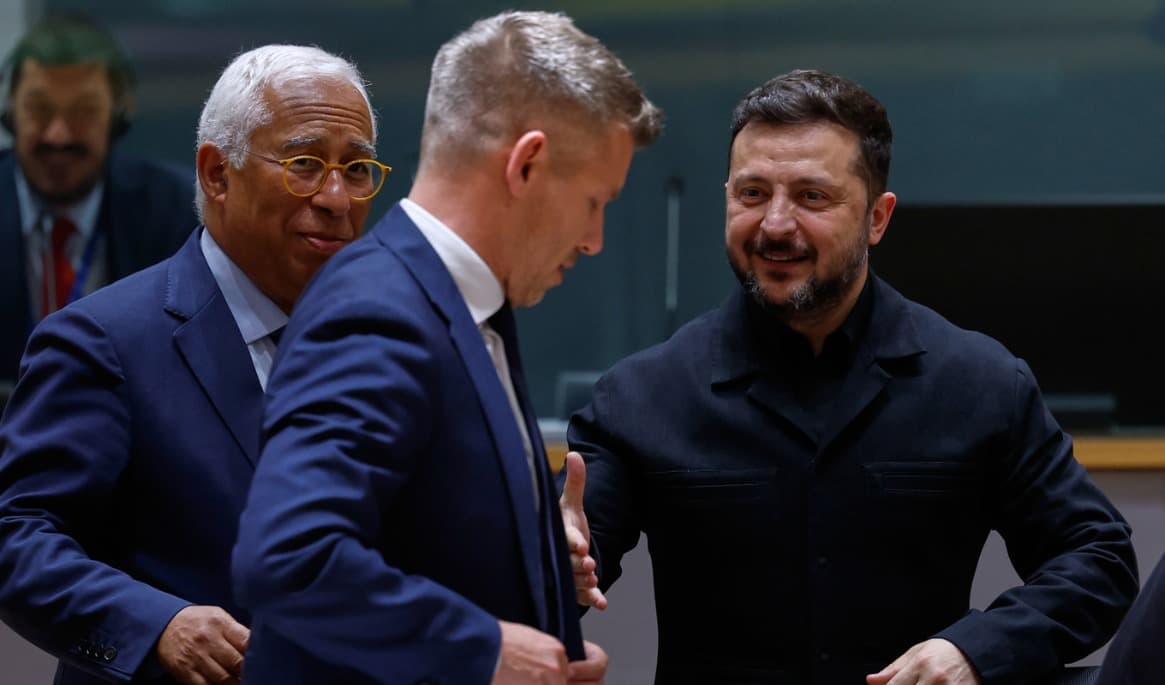 EU:s rådsordförande António Costa och Ungerns nye premiärminister Péter Magyar tillsammans med Ukrainas president Volodymyr Zelenskyj vid torsdagens EU-toppmöte i Bryssel. Foto: Geert Vanden Wijngaert/AP/TT