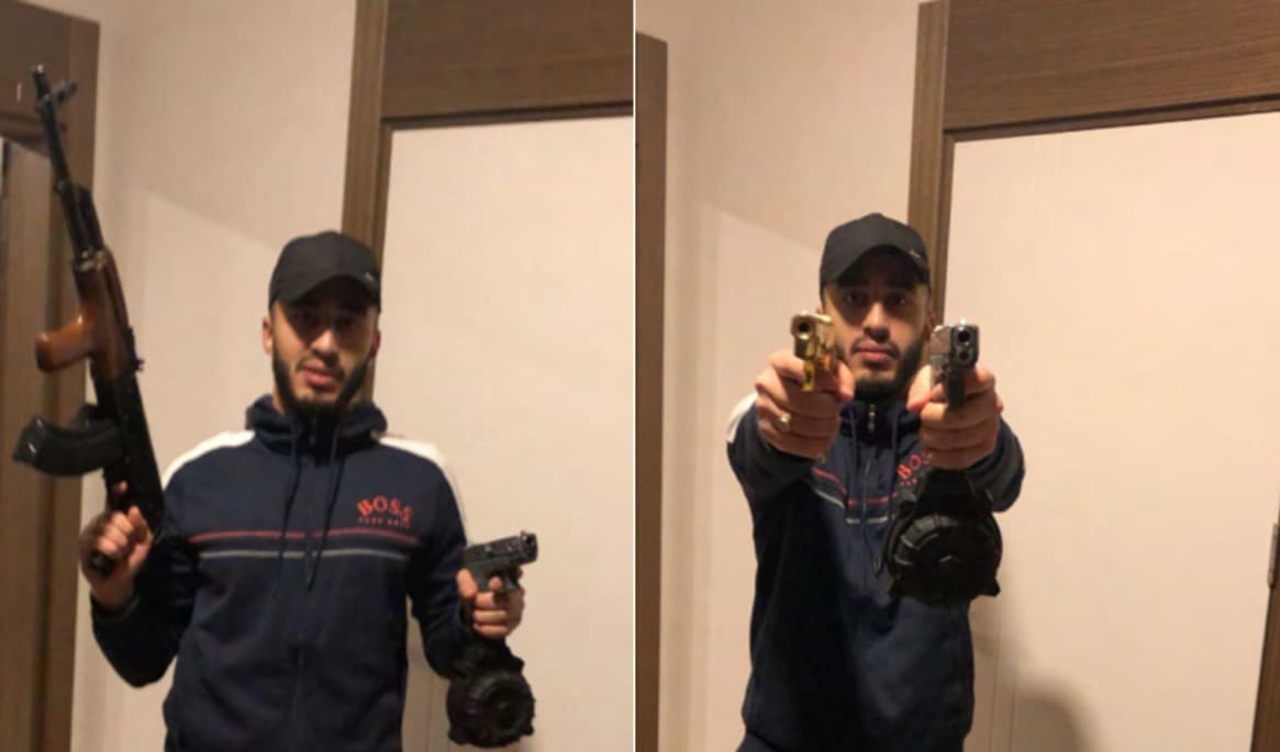 Poya Shafie poserar med vapen på bilder som tros ha tagits i samband med ett besök hos Foxtrotledaren Rawa Majid i Sulaymaniyya i irakiska Kurdistan under 2020. Bild från förundersökningsprotokoll. Foto: Polisen