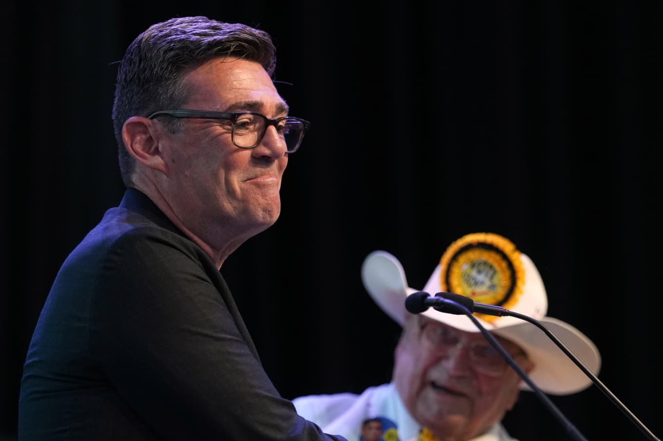 Andy Burnham i talarstolen i Wigan efter segern. Foto: Jon Super/AP/TT