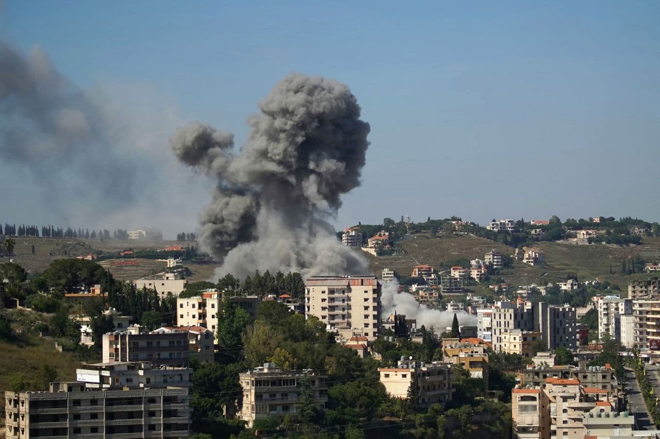 Rök stiger från södra Libanon efter eldväxling mellan Israel och Hizbollah på lördagen. Foto: Abbas Fakih/AP/TT
