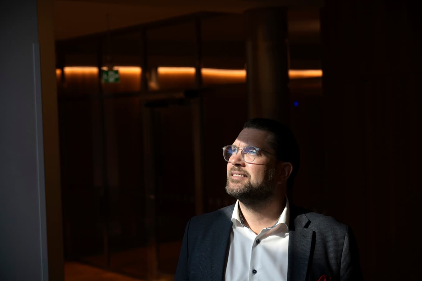 Sverigedemokraternas partiledare Jimmie Åkesson får avbryta intervjun för att springa till den sista voteringen i riksdagen inför sommaruppehållet. Foto: Anders Wiklund/TT