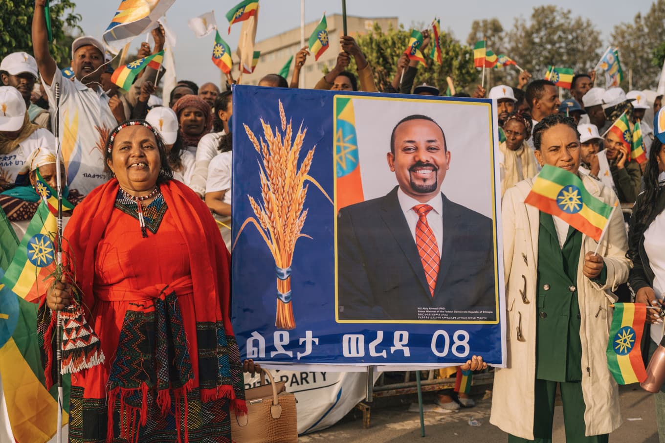 Anhängare till Etiopiens styrande parti med ett porträtt på premiärminister Abiy Ahmed i Addis Abeba i slutet av maj. Foto: Amanuel Sileshi /AP/TT