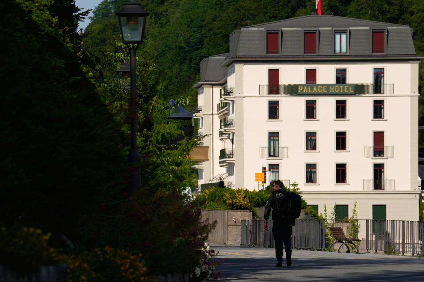 Amerikansk säkerhetspolis på plats utanför Palace Hotel i schweiziska Bürgenstock där förhandlingarna mellan USA och Iran äger rum. Foto: Vadim Ghirda/AP/TT