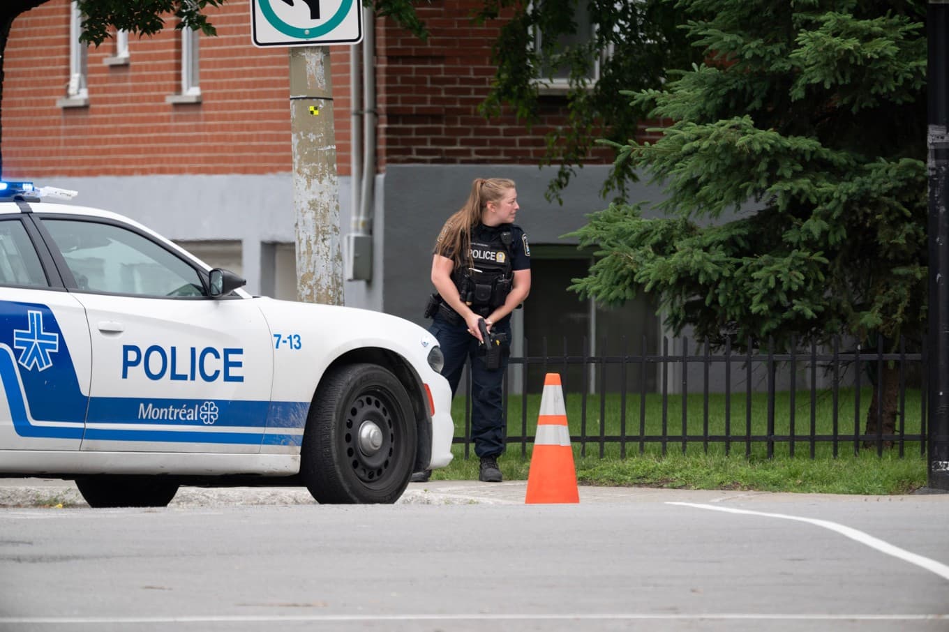 Polis på plats efter skottlossningen i Montréal, 22 juni 2026. Foto: Christopher Katsarov /AP/TT
