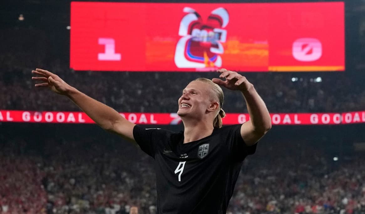 Norges Erling Haaland firar sitt andra mål i matchen mot Senegal. Foto: Frank Franklin II/AP/TT