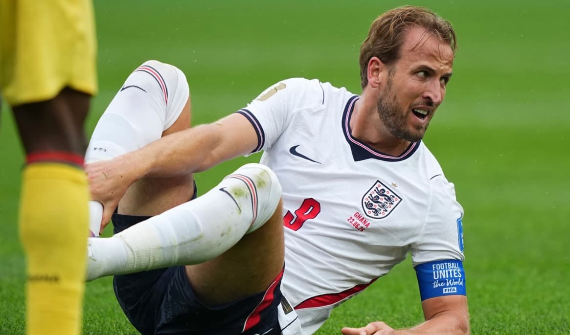 Englands Harry Kane reagerar efter omild behandling. Det blev 0–0 mellan England och Ghana i Foxboro utanför Boston. Foto: Martin Meissner/AP/TT