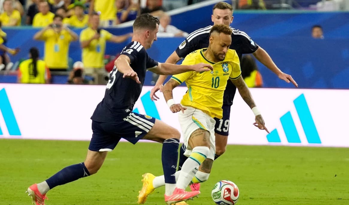 Neymar (10) tillbaka i spel. Foto: Lynne Sladky/AP/TT