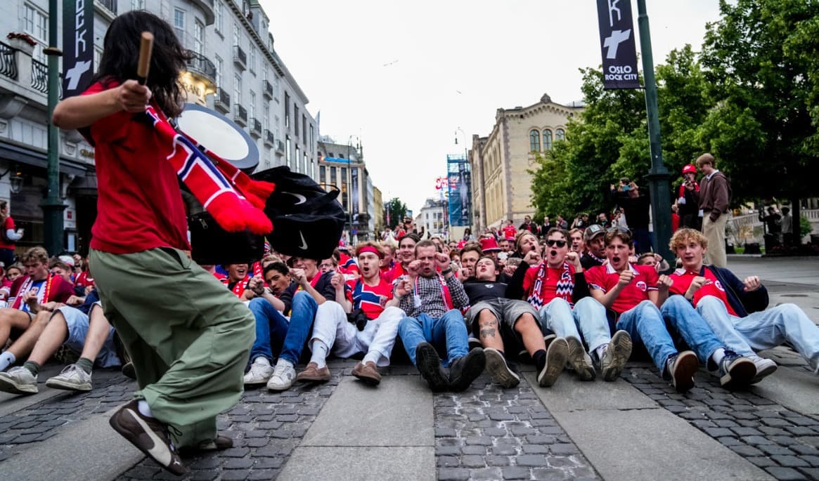 Norrmän ”ror” på paradgatan Karl Johan i Oslo efter vinsten mot Senegal tidigare i veckan. Foto: Amanda Pedersen Giske/NTB/TT
