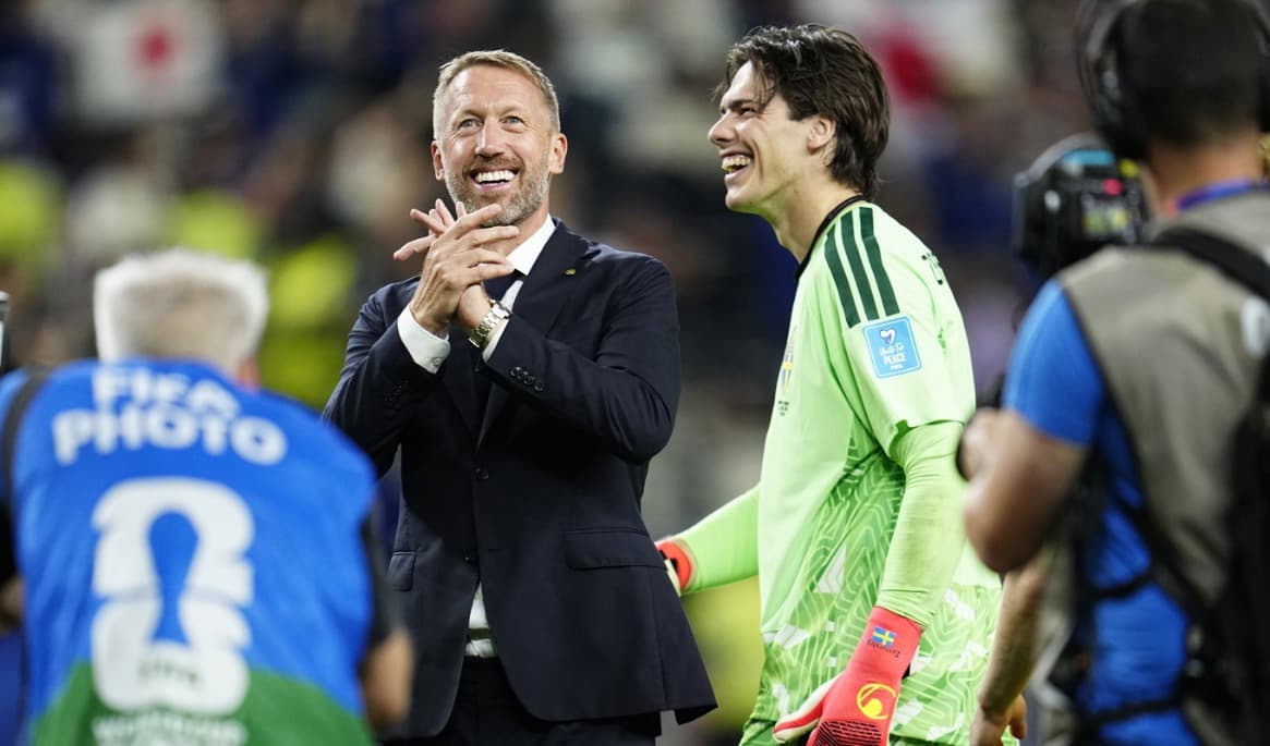 Sveriges förbundskapten Graham Potter firar efter att Sverige spelat oavgjort mot Japan. I bakgrunden målvakten Jacob Widell Zetterström. Foto: Björn Larsson Rosvall/TT
